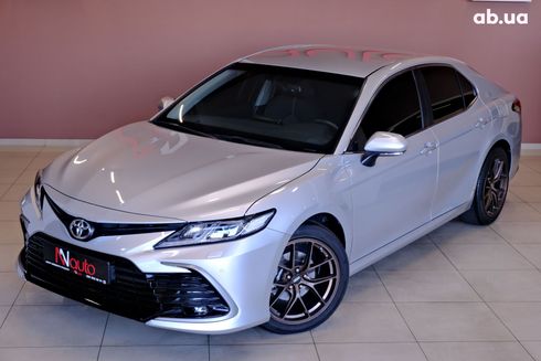 Toyota Camry 2024 серебристый - фото 2