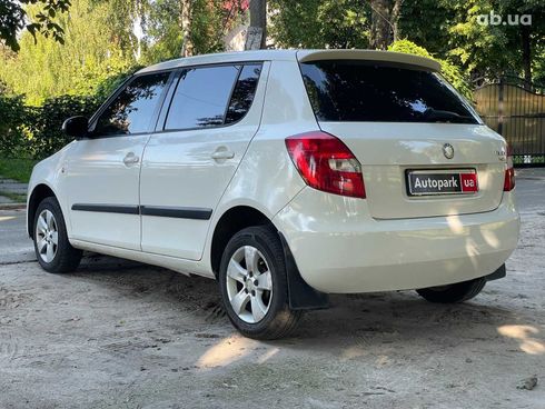 Skoda Fabia 2008 белый - фото 9
