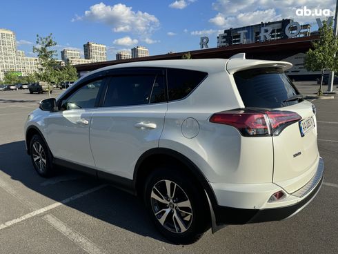 Toyota RAV4 2017 белый - фото 3