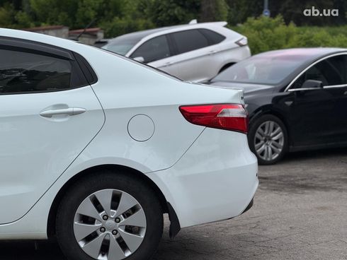 Kia Rio 2013 белый - фото 7