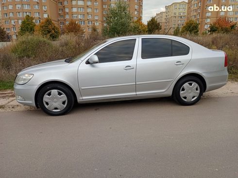 Skoda Octavia 2011 серебристый - фото 5