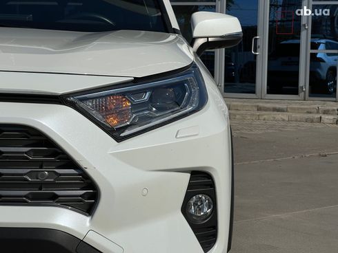 Toyota RAV4 2021 белый - фото 12