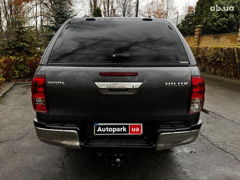 Toyota Hilux 2017 серый - фото 14