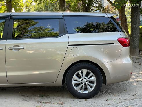 Kia Sedona 2016 бежевый - фото 14