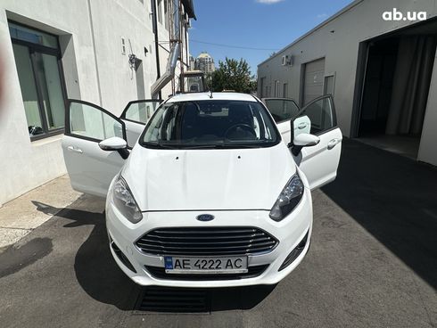 Ford Fiesta 2015 белый - фото 3