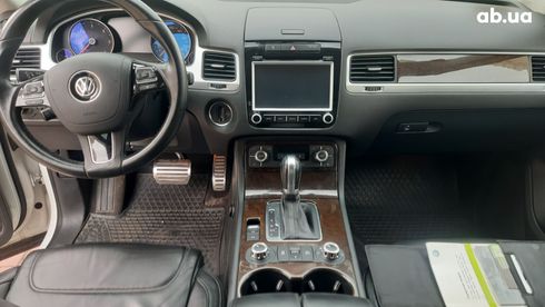 Volkswagen Touareg 2013 белый - фото 11