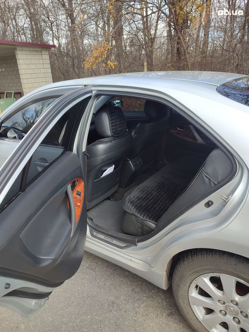 Toyota Camry 2006 серебристый - фото 10