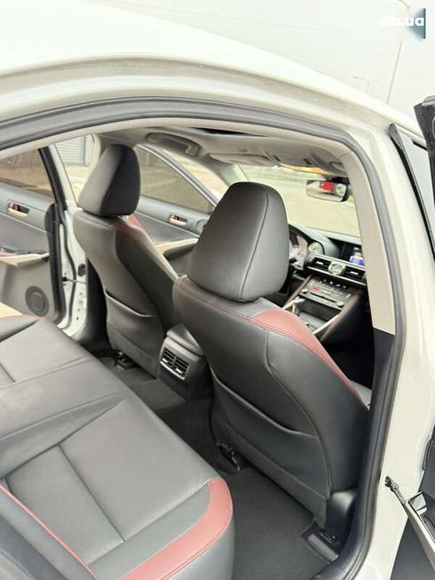 Lexus IS 2018 - фото 28
