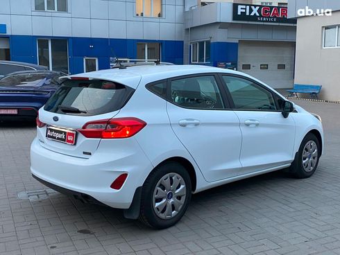 Ford Fiesta 2018 белый - фото 11