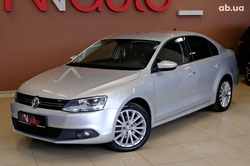 Volkswagen Jetta 2013 серебристый - фото 2