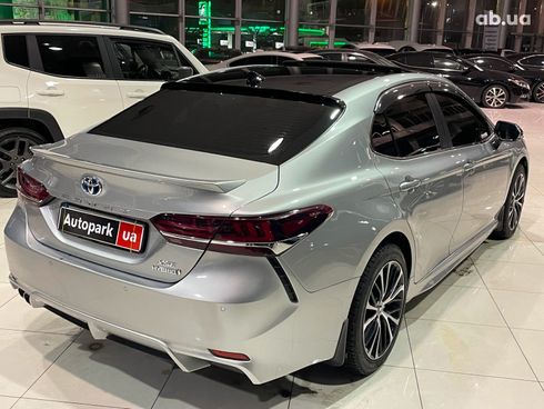 Toyota Camry 2018 серый - фото 16