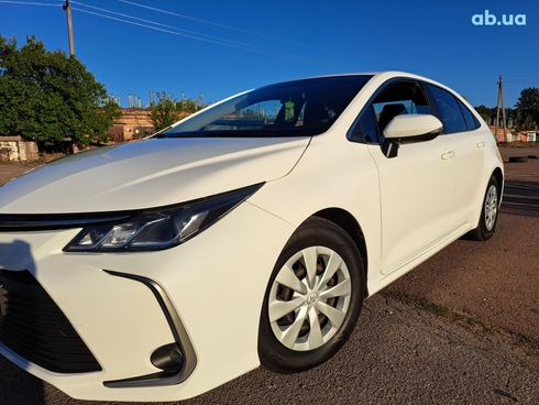 Toyota Corolla 2020 белый - фото 3