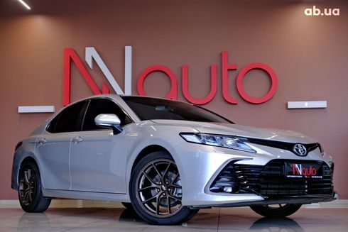 Toyota Camry 2024 серебристый - фото 4