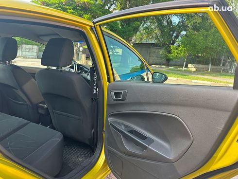 Ford Fiesta 2014 желтый - фото 19