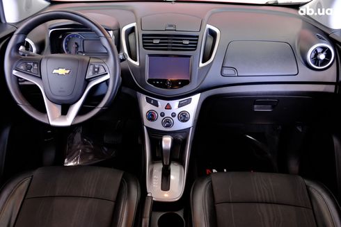 Chevrolet Trax 2016 красный - фото 7