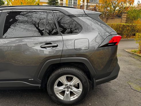 Toyota RAV4 2019 серый - фото 11
