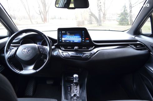 Toyota C-HR Hybrid 2018 серый - фото 13