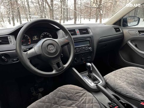 Volkswagen Jetta 2012 серый - фото 16