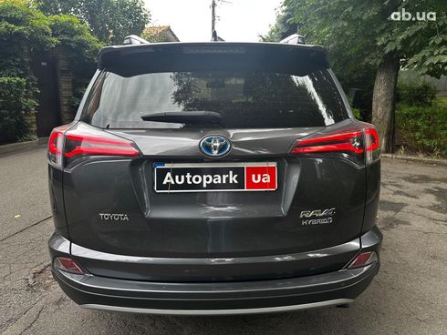 Toyota RAV4 2017 серый - фото 6