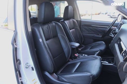 Mitsubishi Outlander 2017 - фото 11