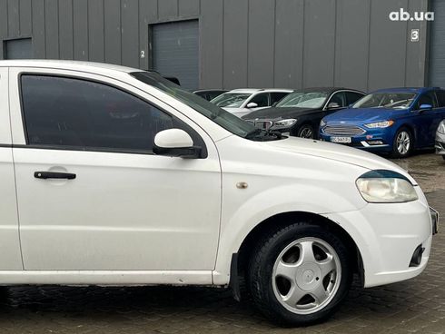 Chevrolet Aveo 2006 белый - фото 10