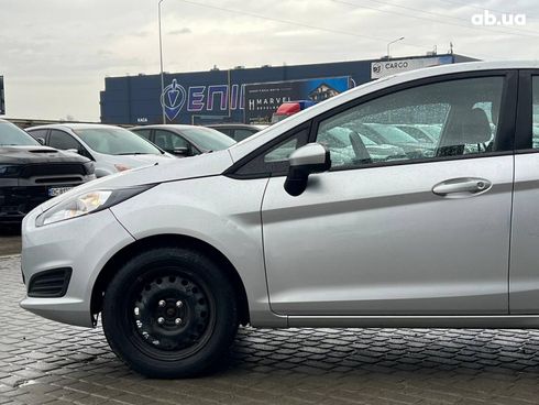 Ford Fiesta 2015 серый - фото 2