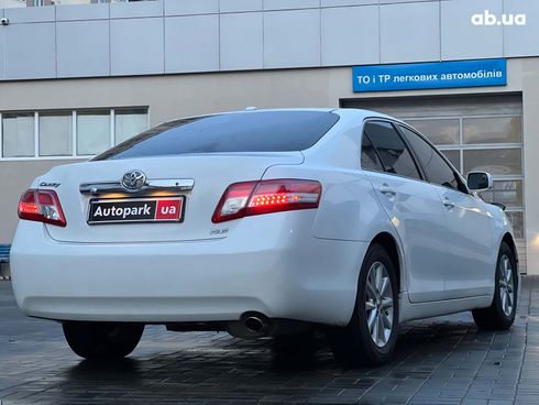 Toyota Camry 2010 белый - фото 7