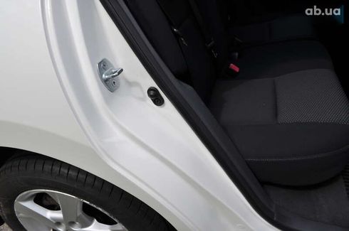 Toyota Auris 2011 - фото 30