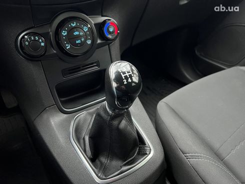 Ford Fiesta 2013 белый - фото 13