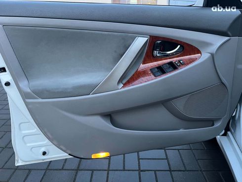 Toyota Camry 2010 белый - фото 77