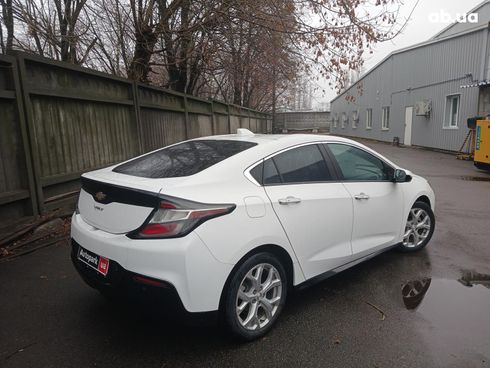 Chevrolet Volt 2017 белый - фото 5