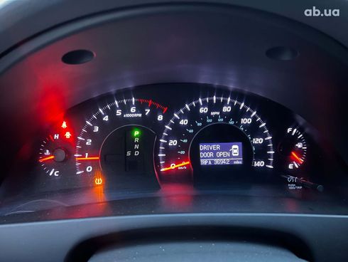 Toyota Camry 2010 белый - фото 75