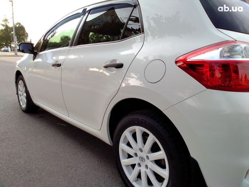 Toyota Auris 2012 белый - фото 4