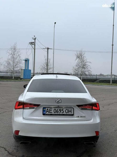 Lexus IS 2018 - фото 4