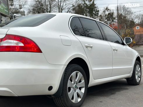 Skoda Superb 2012 белый - фото 13