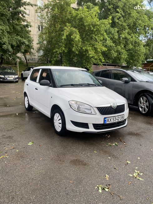 Skoda Fabia 2012 белый - фото 4