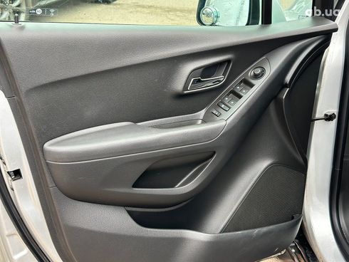 Chevrolet Trax 2016 серый - фото 22