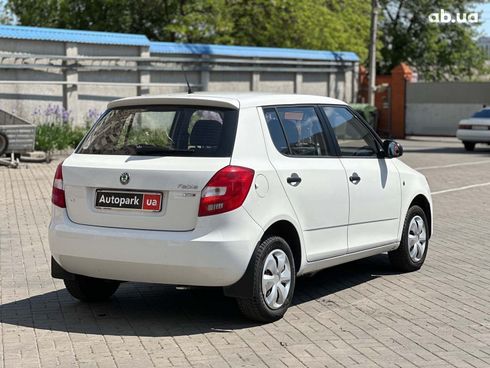 Skoda Fabia 2011 белый - фото 5