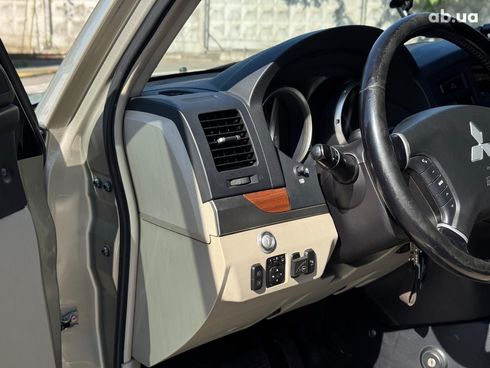 Mitsubishi Pajero Wagon 2008 бежевый - фото 20