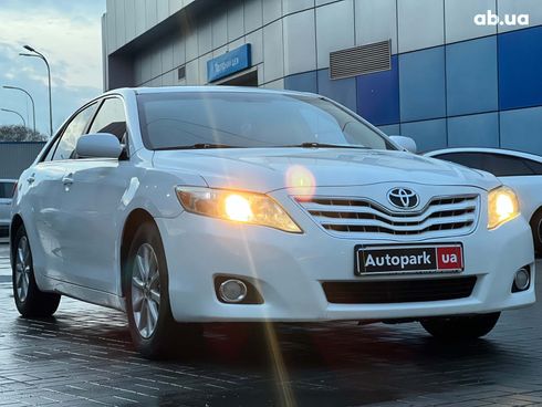Toyota Camry 2010 белый - фото 8