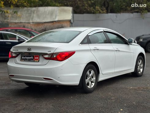 Hyundai Sonata 2015 белый - фото 36