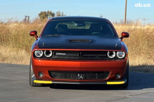 Dodge Challenger 2023 вишневый - фото 2