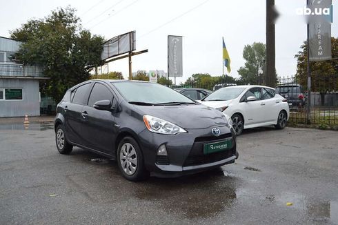 Toyota Prius C 2012 - фото 2