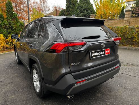Toyota RAV4 2019 серый - фото 9