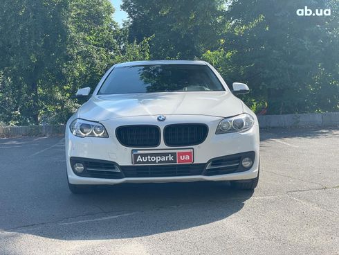 BMW 5 серия 2015 белый - фото 3