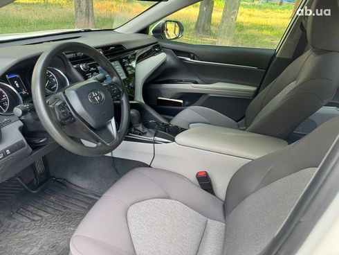 Toyota Camry 2020 белый - фото 12