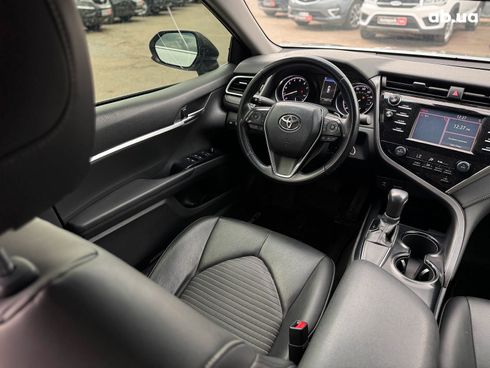 Toyota Camry 2018 серый - фото 41