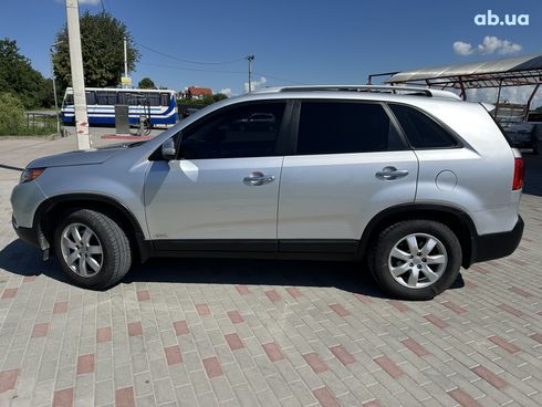 Kia Sorento 2012 серебристый - фото 2