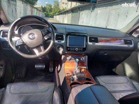 Volkswagen Touareg 2011 серебристый - фото 13