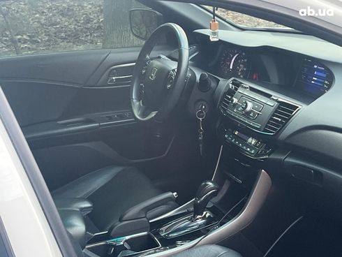 Honda Accord 2016 белый - фото 16